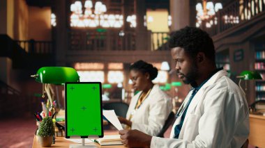 Afrika kökenli Amerikalı bir öğrenci kütüphanenin yanındaki ameliyat notlarını okuyarak yaklaşan sınav için çok çalışıyor. Genç adam, başarılı bir sağlık kariyeri kurmaya odaklandığını vurguluyor. Kamera A.