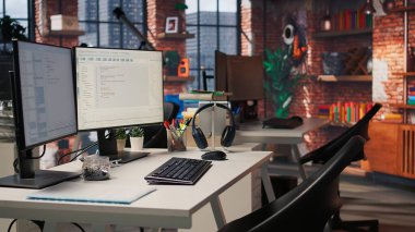 Başlangıç ofisindeki bilgisayar, makine öğrenmesini sağlayan algoritmaları tasarlamak ve uygulamak için kullanılır. Bilgisayarlı teknoloji tekboynuz girişimi çalışma alanı. Hataları düzeltmek için kod incelemeleri yapmak için kullanılır.