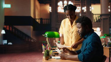 Sınavları birlikte geçmeyi öğrenen öfkeli öğrencilerden oluşan bir takım, burslarından yararlanarak diplomalarını alıyorlar. Zeki adam ve kadın, çalışmak için güçlerini birleştiriyor. Kamera A.