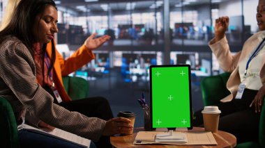 Krom anahtar ekranın yanında çalışan çeşitli kadın grupları, erkeklerin egemen olduğu bir iş ortamında verimli bir ortaklık sağlıyorlar. Liderler planlarını paylaşıyorlar. Kamera B.