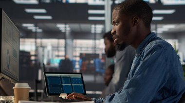 Modern ofisin genel müdürü problem çözme görevleri için bilgi grafikleri raporları hazırlar, işletmelerin büyümesini desteklemek ve stratejik hedeflere ulaşmak için finansal planlar yapar. Kamera A.