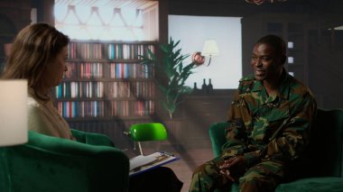 Terapi sırasında savaş gazilerine destek veren avukat bipolar bozukluk ve savaş bunalımından muzdarip. Savaş anılarıyla, travmatik tecrübelerle uğraşan dengesiz bir asker. Kamera A.