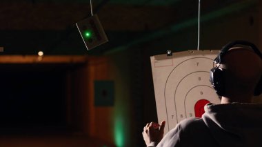 Atış poligonunda bir grup arkadaş ateşli silahla eğlence amaçlı atış yapıyor, boğa güreşçilerine vuruyor. Atış poligonundaki insanlar tabanca eğitimi, keskinleştirme becerileri, kamera B