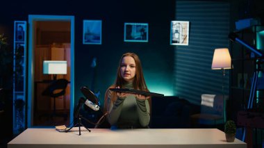 Marka sponsorluğundaki videodan canlı bir dizüstü bilgisayar sunan genç şovmen, izleyicileri onu satın almaya teşvik ediyor. Kız, stüdyo B kamerasındaki izleyicilere ince bir not defteri tanıtarak pazarlamayı etkiliyor.