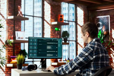 Merkez ofisteki adam insan dilini anlamak ve üretmek için yapay zeka GPT kullanıyor. Dairede LLM motorlu sohbet robotuyla konuşan biri var.