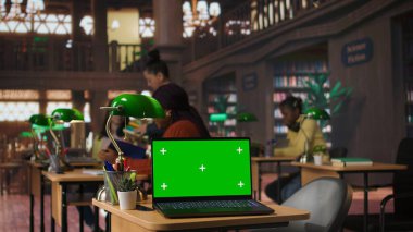 Çeşitli liseli kızlar, profesörlerle birlikte bir okul kütüphanesinde kompozisyon yazmaya odaklanmış, ekran modelinin yanında ev ödevleri üzerinde çalışıyorlar. Bilginler ders kitaplarındaki ödevlerini tamamlıyorlar. Kamera A.