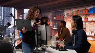 Dizüstü bilgisayar tutan stajyer kıdemli teknisyen gelişmiş yapay zeka algoritmasına sorular soruyor. Personel, Silikon Vadisi 'nin işyeri B kamerasındaki CTO müdüründen yardım istiyor.