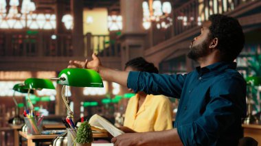 Üniversite kütüphanesinde birlikte yabancı bir dil öğrenen Afrikalı Amerikalı öğrenciler, akademik veritabanından danışmanlık kitapları. Sınavlar için birbirine yardım eden sınıf arkadaşları. Kamera B.