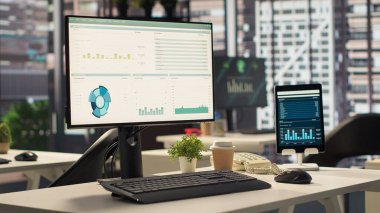 İş dünyası ve girişim kültüründe kullanılan, profesyonel araç gereçlerle donatılmış, modern çalışma ortamı boş ofis. Modern bir çalışma alanında yürütme gücü.