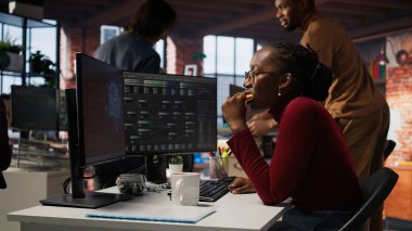 Yapay Zeka Mühendisi, derlemeyi bitirmeyi beklerken abur cubur yiyor, uzun süre beklemekten rahatsız oluyor. Sinirli yazılım geliştirme ajansı çalışanı gıda tüketiyor, yavaş bilgisayar ve kamera A tarafından çileden çıkarılıyor.