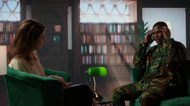 Afrika kökenli Amerikan askeri savaş anılarını hatırlıyor ve ciddi bir savaş bunalımı sendromuyla, travmatik anılarla uğraşıyor. Silahlı kuvvetler gazisi travma sonrası stres bozukluğu yüzünden kendini suçlu hissediyor. Kamera A.