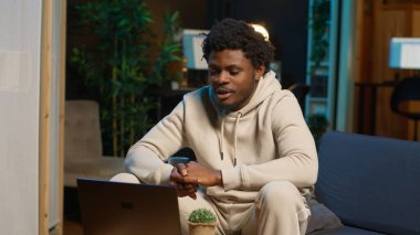 Yeni işe alınan adam uzak video bağlantısı üzerine eğitime başlıyor, antrenör meslektaşıyla çevrimiçi görüşüyor ve günlük işleri nasıl çözeceğini öğreniyor. Erkek işçi yeni iş konusunda gergin. Kamera A.