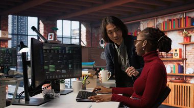 Yapay zeka uygulamalarında hata ayıklama uygulamaları yapan yorgun işçilere kahve kupası getirmede CTO yöneticisi. Takım lideri çok çalışan çalışana kafein içeceği ve kamera A ile yardım ediyor.