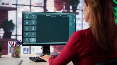 Masaüstü bilgisayarında yapay zeka sohbet robotuyla çalışan odaklanmış bir kadın gerçek zamanlı yardım ve güçlü online aletler sunuyor. Gelişmiş sistem makine öğreniminin nasıl destek sağladığını gösterir. Kamera A.