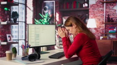 Akıllı Yapay Zeka asistanı bir bilgisayar monitöründe bir kişinin tüm görevlerini yerine getirmesine, makine öğrenme gücünün dijital etkileşimleri düzene sokmasına ve web tabanlı bağlantıyı geliştirmesine yardımcı olur. Kamera B.