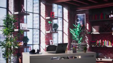 Modern minimalist tasarımı olan lüks bir çatı katında boş bir masa. Parlak, ferah ev ofisi parlak mobilyalar, panoramik pencereler ve yaratıcılık için mükemmel bir ortam içeriyor..