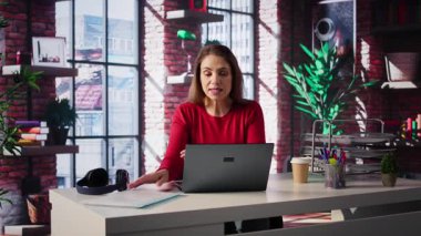 Sanal bir iş görüşmesinde başvuran kadın, internet üzerinden görüntülü görüşme yapıyor, bir web işe alma platformunda iş başvurusunda bulunuyor. İşe alınmak isteyen hırslı bir kadın, iş teklifi. Kamera B.