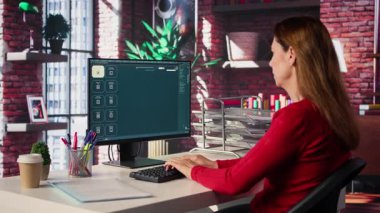 Yapay zeka programını kullanan fotoğrafçı metni fotoğrafa dönüştürüyor, rötuş tekniğini kullanıyor. Grafik tasarımcı metni, kelimeleri resme dönüştüren yapay zeka üreticisi. Kamera B.