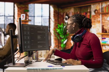 AI LLM sohbet robotu ile görevleri çözen programcı öngörü teknolojisi kullanarak cevap verir. Büyük dil model programıyla etkileşim kurmak için bilgisayar kullanan şirket çalışanı