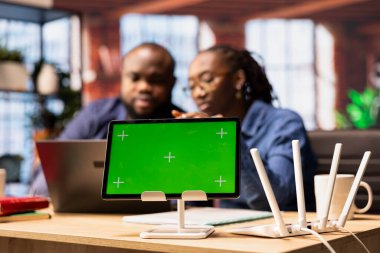 Afrika kökenli Amerikalı çiftler, internet üzerinden kroma anahtarının yanında sorun çözme rehberine göz atıyorlar. Yönlendirici sorunlarını çözmek ve ev ağlarını onarmak için birlikte çalışıyorlar. Bağımsızlar görevleri çözmek için mücadele ediyorlar.