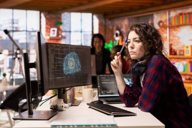 Yapay Zeka Teknoloji Ajansı 'nda çalışan bir kadın özel yazılım geliştirme servisi sağlıyor. Yenilikçi başlangıç ofisinde kodlama sürecini düzene sokmak için yapay zeka teknolojisi kullanan bilişim uzmanı