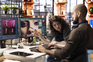 Fotoğrafçılar, resim araçları için metin kullanılarak yapay zeka içeriği oluşturulmasında işbirliği yaparlar. Düzenleme yazılımı fotoğraf rötuşlama için otomatik ve gelişmiş derin öğrenme çözümleri sağlar.