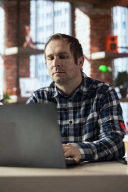 Ofiste telgraf işçisi, defterdeki belgeleri düzenliyor, raporları ve dosyaları güncelliyor, yazı yazıyor. Dizüstü bilgisayardaki dosya dizinleri içindeki dijital belgeleri yöneten serbest çalışan, görevleri tamamlayan