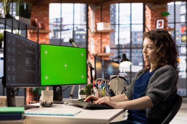 Kroma anahtarının yanındaki bir sohbet robotu arayüzü, AI sistem kaldıraç sistemi öğrenme ve yardımcı tepkiler üretmek için otomasyon ile odaklanmış kişi. Çevrimiçi veri güdümlü iş akışını geliştir.