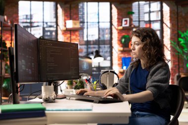 Geliştirme araçları ve bir terminal pencere arayüzü kullanarak, kodun izleme ve yazma satırları üzerinde çalışan bilişim uzmanı. Süreden önce kadın hata ayıklama yazılımı.