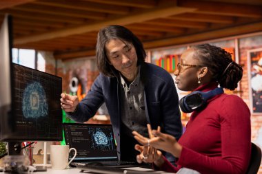 Yapay zeka büro şefi teknoloji subayı programcı inşaat uygulamasını denetliyor. Kıdemli yönetici yapay zeka yazılım geliştirme ajansında asistanlık yapıyor.