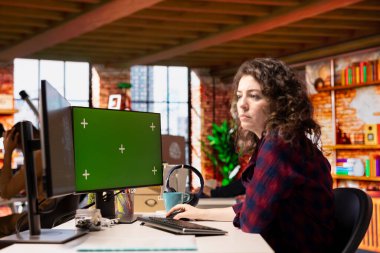 Teknisyen yapay zeka sinirsel ağlarının bakımını yapmak için izole ekran bilgisayarı kullanıyor. Krom anahtar ekranında yapay zeka sistemi kullanan teknolojiyi başlatan kadın