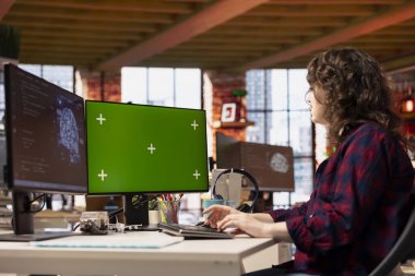 Bilgisayar bilimcisi, teknolojinin başlangıcında yapay zeka teknolojisiyle çalışan izole ekran bilgisayarı kullanıyor. Ofiste yapay zeka sistemleri geliştirmek için bilişim uzmanı tarafından kullanılan krom anahtar bilgisayar monitörü