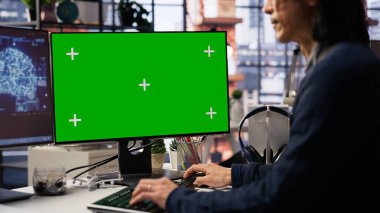 Yapay zeka, ofis şefi teknoloji subayı izole ekran bilgisayarında uygulama geliştiriyor. Yapay zeka yazılım geliştirme ajansında çalışan kıdemli geliştirici. Model PC, kamera B