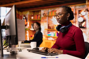 Silikon Vadisi risk mühendisi AI LLM sohbet robotuyla görevleri çözerken öngörü teknolojisi kullanıyor. Üretici model uygulaması ile etkileşim kurmak için bilgisayarı kullanan Afrika kökenli bir bilişim işçisi