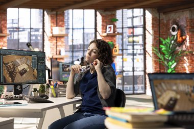 Tasarımcı sanal bir ev seti üretmek için dijital teknolojiyle etkileşime girer. Mimari yazılım 3B modelleme ve hazırlama olanağı sağlayarak mobilya yerleştirme ve yerleşim düzenlemelerine olanak sağlıyor.