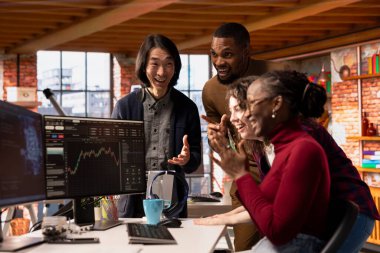 Neşeli çoklu etnik gruplar borsada yüksek değer biçimi kutluyor, para topluyor. Teknoloji sektörü girişimcileri melek yatırımlarını güvence altına alıyor, tek boynuzlu at şirketi oluyorlar.