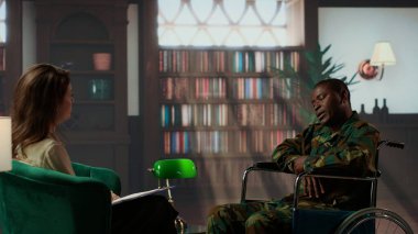 Tekerlekli sandalyedeki yaralı silahlı kuvvetler gazisi savaş sahnelerini tartışıyor, savaşın dehşeti hakkında hikayeler anlatıyor. Engelli bir asker psikologla kendini toparlamaya çalışıyor. Kamera B.