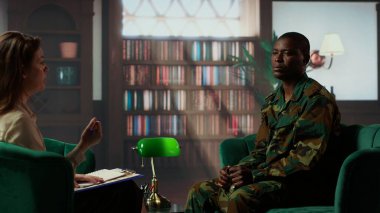 Afro-Amerikan savaş gazisi kişilik bölünmesinden muzdarip ve kanlı savaş sahnelerinden sonra savaş şokunu tedavi etmeye çalışıyor. Ordu askerleri derealizasyon durumuyla karşı karşıyalar. Kamera B.