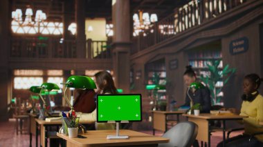 Öğrenciler ders kitaplarındaki ders kitaplarının yanında ders çalışmaya hazırlanıyor ve fikirler yazıyor, kütüphanede ödev olarak yansıtıcı bir makale hazırlıyorlar. Okul ödevi. Kamera A.