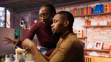 Ekip çalışması mühendisleri beyin fırtınası yapıyor, makine öğrenme teknolojisiyle çalışıyor, yapay zekayı geliştiriyor. Yapay zeka girişimi çalışanları verileri öngörücü modellere, kamera B 'ye dönüştürüyor