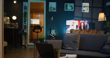 Genç bir yetişkin için modern dekorasyonlar ve ekipmanlarla dolu boş çağdaş stüdyo daire, öncü neon ışıklarla süslenmiş minimalist alan. Ev sinema sistemi olan rahat bir çatı katı..