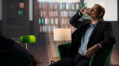Yüksek sosyeteden bir aristokrat, bir partnerle hızlı viski bardakları içiyor, seçkin bir klasik golf kulübünde buluşuyor. Beyler yüksek alkol seviyesiyle viskiden sersemliyor. Kamera A.