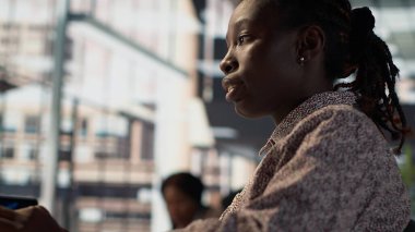 Üst düzey ofisteki yönetici yardımcısı, sorun çözme görevleri için bilgi grafikleri veri analizi, iş büyümesini desteklemek ve hedeflere ulaşmak için kaynak tahsisi planlama üzerinde çalışıyor. Kamera A.