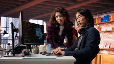 Yapay zeka mühendisliği, makine öğrenmeye başlamadan önce takım liderine sorular sorar. Yapay Zeka Teknolojisi çalışanı kod hatalarını düzeltmek için yöneticiden yardım istiyor, kamera B