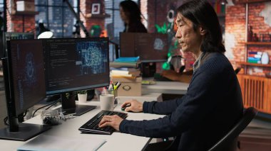 Yapay zeka büro şefi kahve içip inşaat uygulaması yapıyor. Kıdemli yönetici yapay zeka yazılım geliştirme ajansı kamera A 'da çalışırken sıcak içeceğin tadını çıkarıyor.