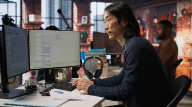 Kıdemli teknoloji girişimi HR işe alım için adayları belirliyor, nitelikleri belirlemek için özgeçmişleri gözden geçiriyor. Yazılım geliştirme pozisyonu için personel tarama mühendisleri, kamera A