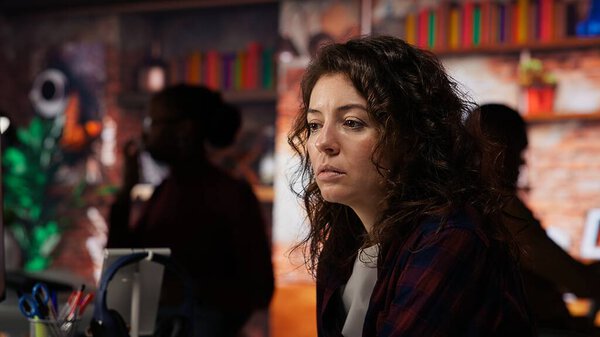 Сотрудник, работающий в инновационном офисе запуска с использованием языков программирования для создания приложений. ИТ-специалист агентства по разработке программного обеспечения оптимизация кода, типирование на клавиатуре компьютера, камера B крупным планом