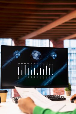 Uzaktan kumandalı bir çalışan kariyer geliştirme için çevrimiçi öğrenim yapıyor, sunumu izlerken notlara bakıyor. Merkez ofisteki tele-işçi internet seminerinden bilgi topluyor.