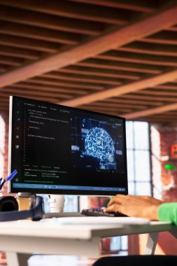 Yapay zeka sinirsel ağlarının bakımını yapan yönetici bilgisayara geçirilmiş model, bilgisayardaki görevleri çözüyor. Yapay zeka sistemlerini kontrol etmek için teknik destekte çalışan adamı kapatın.