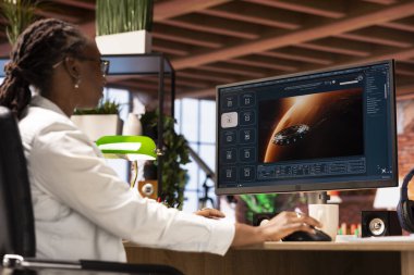 Kadın evde üretici yapay zeka web sitesi kullanarak difüzyon modelleri kullanarak video üretiyor. Yapay Zeka Sanal Yapımcı Asistanı kliplerini kullanan kişi